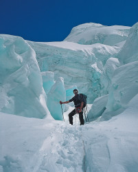 Krzysztof Wielicki tra i seracchi del ghiacciaio Gasherbrum Sud, Pakistan