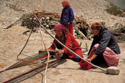 Lavoro di tessitura nei pressi del Passo Aghil, catena del Karakorum, Cina